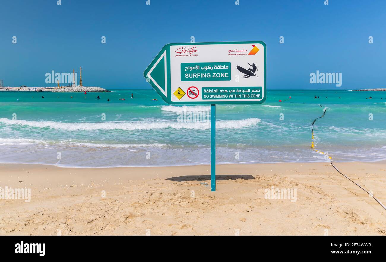 Dubai, VAE - 04. März 2021: Ein Poster, das auf den Surfspot am Strand in Dubai zeigt Stockfoto