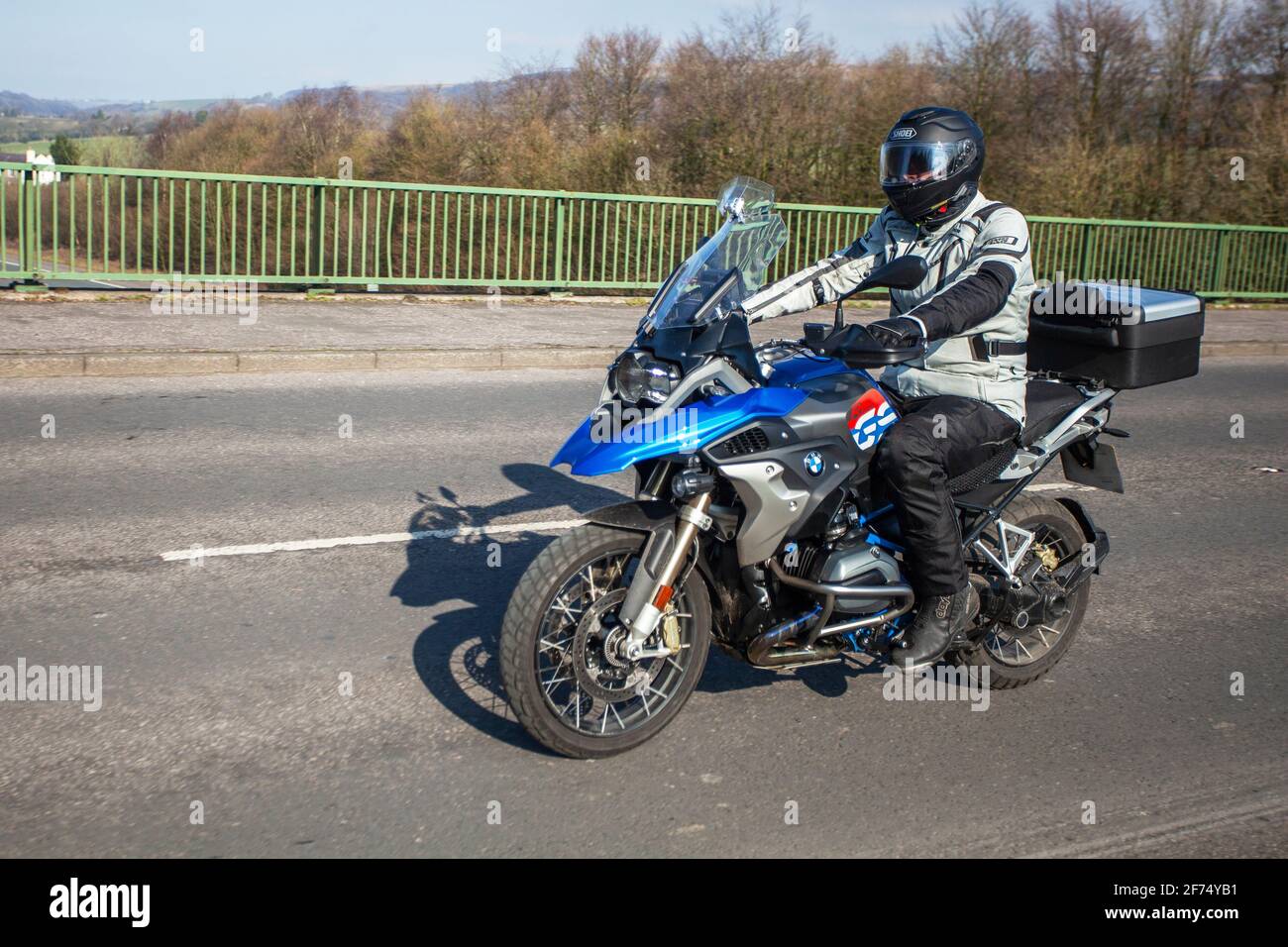 BMW R1200 GS Rallye TE; Motorradfahrer; zweirädriger Transport, Motorräder, Fahrzeug auf britischen Straßen, Motorräder, Motorradfahrer, die in Manchester, Großbritannien, unterwegs sind Stockfoto