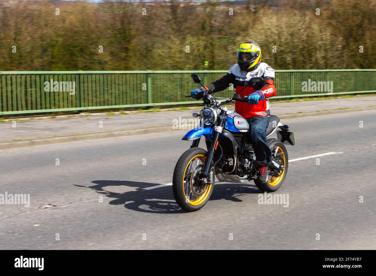 Ducati Scrambler Motorradfahrer; zweirädriger Transport, Motorräder, Fahrzeug auf britischen Straßen, Motorräder, Motorradfahrer fahren in Manchester, Großbritannien Stockfoto