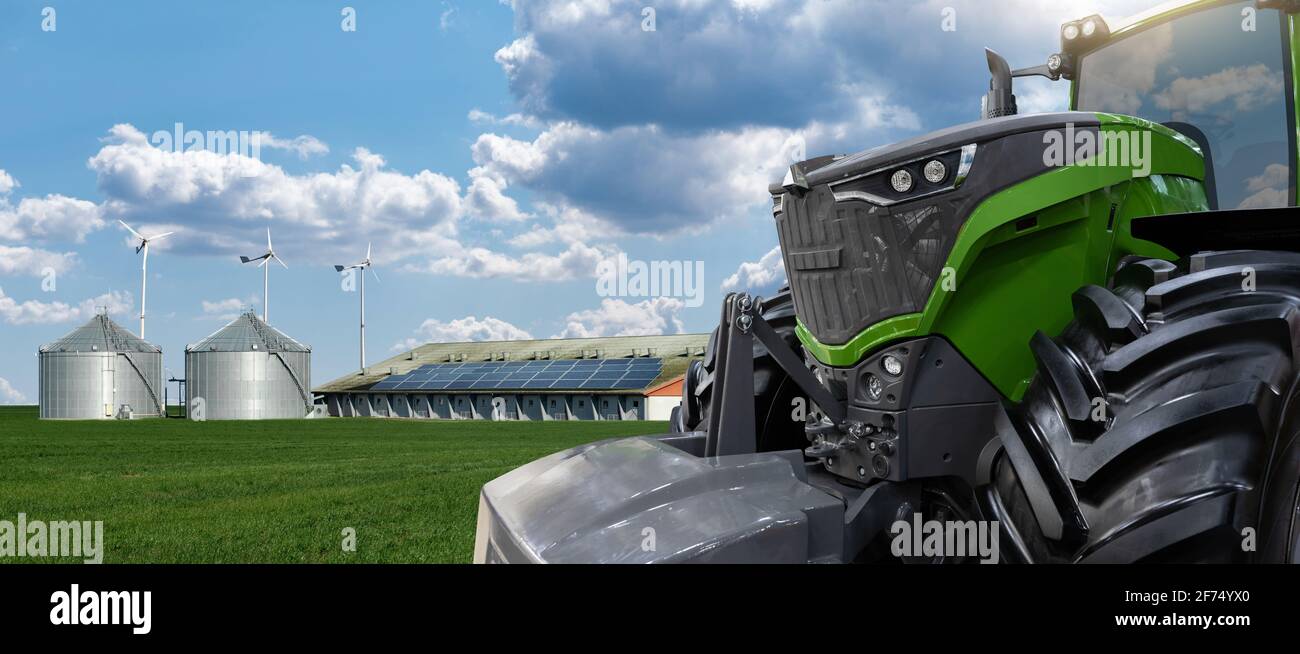 Traktor auf einem landwirtschaftlichen Feld Stockfoto