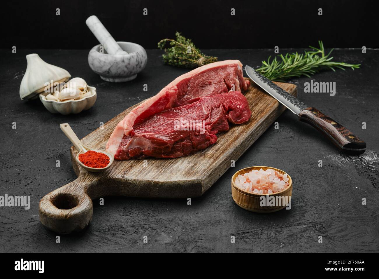 Roh Beef Ribeye Lippe auf mit Haut auf Holzschnitt Platine Stockfoto