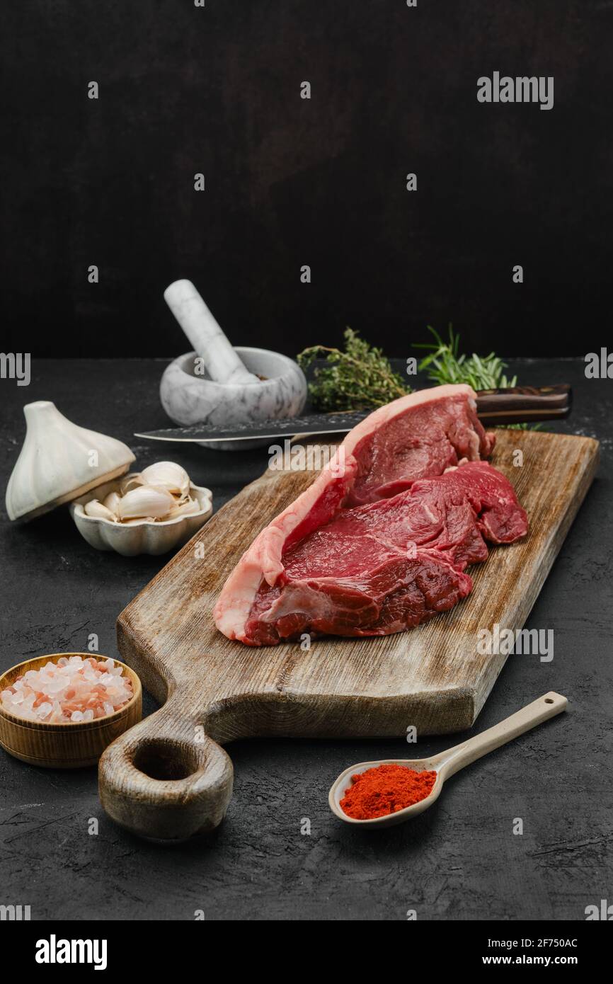 Roh Beef Ribeye Lippe auf mit Haut auf Holzschnitt Platine Stockfoto