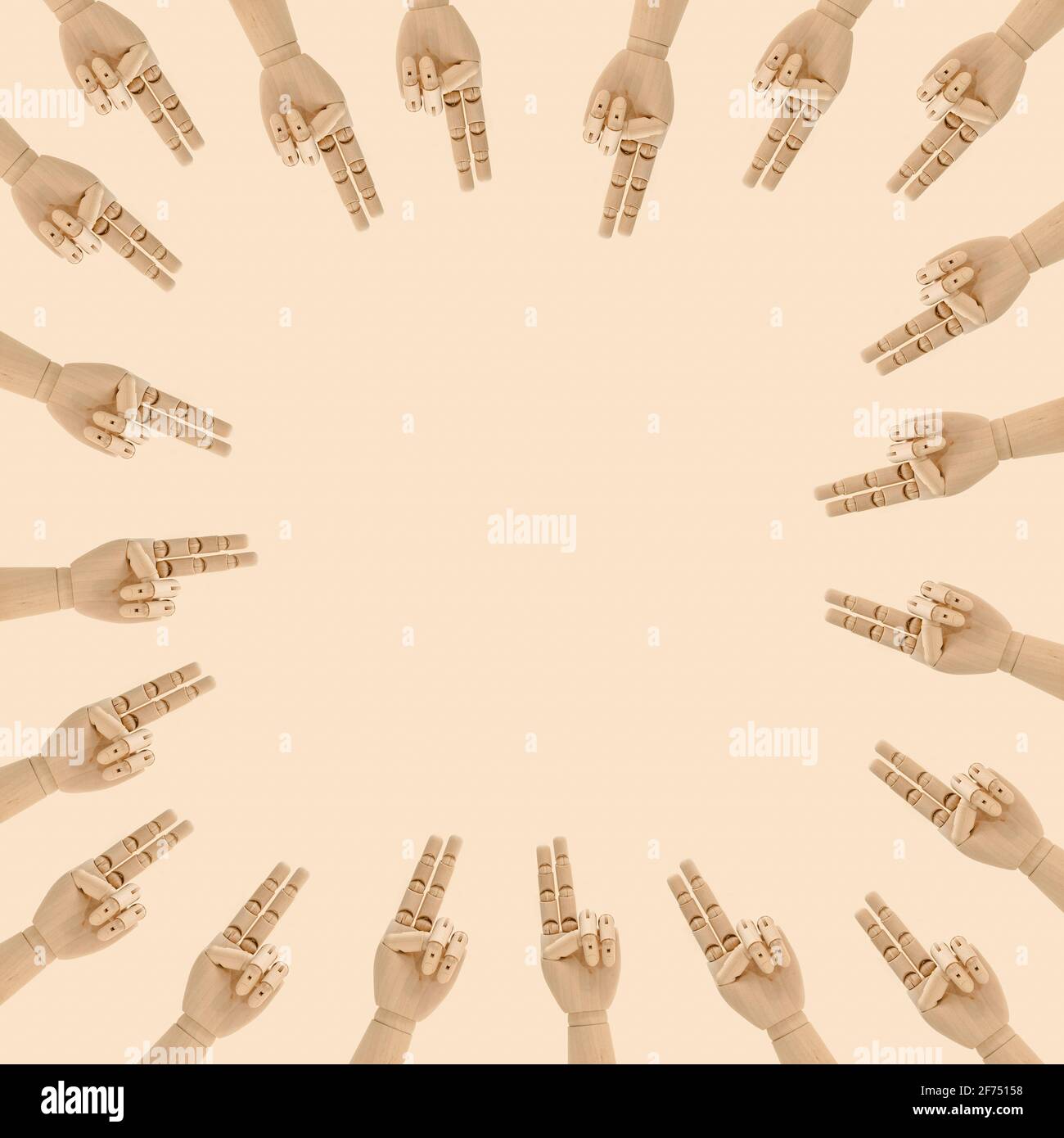 Oben der Komposition der hölzernen Hände mit dem Index und Geste des Mittelfingers zusammen im Kreis platziert und zeigt nach innen Mit beigefarbenem Rückenbereich zentrieren Stockfoto