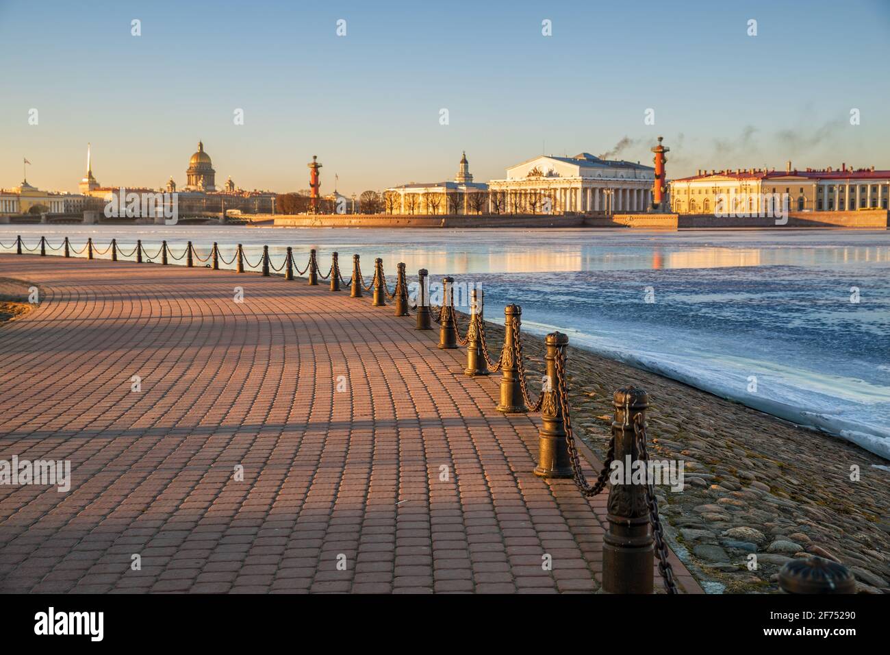 Damm der Insel Hare in der Nähe der Peter und Paul Festung mit Blick auf die Spit der Insel Vasilievsky, Palace Bridge, St. Isaac Kathedrale und Admiral Stockfoto