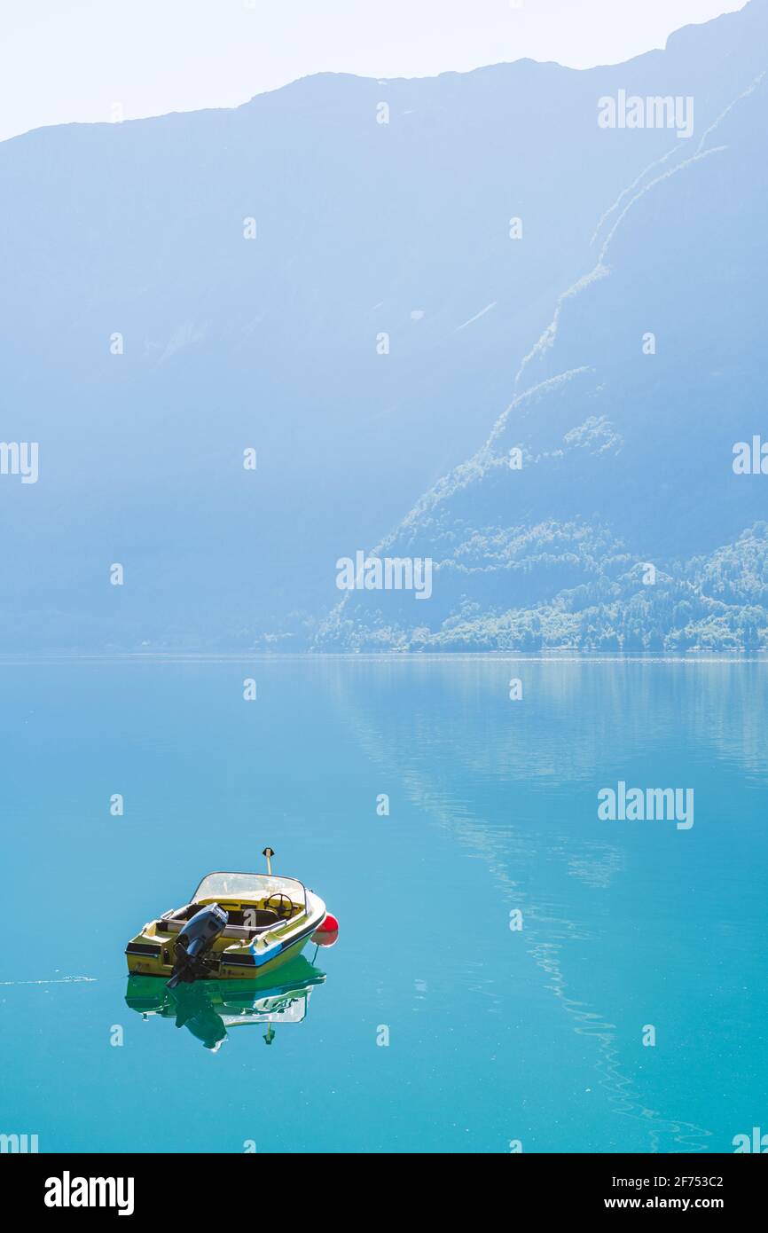 Motorboot liegt in still Fjord Stockfoto