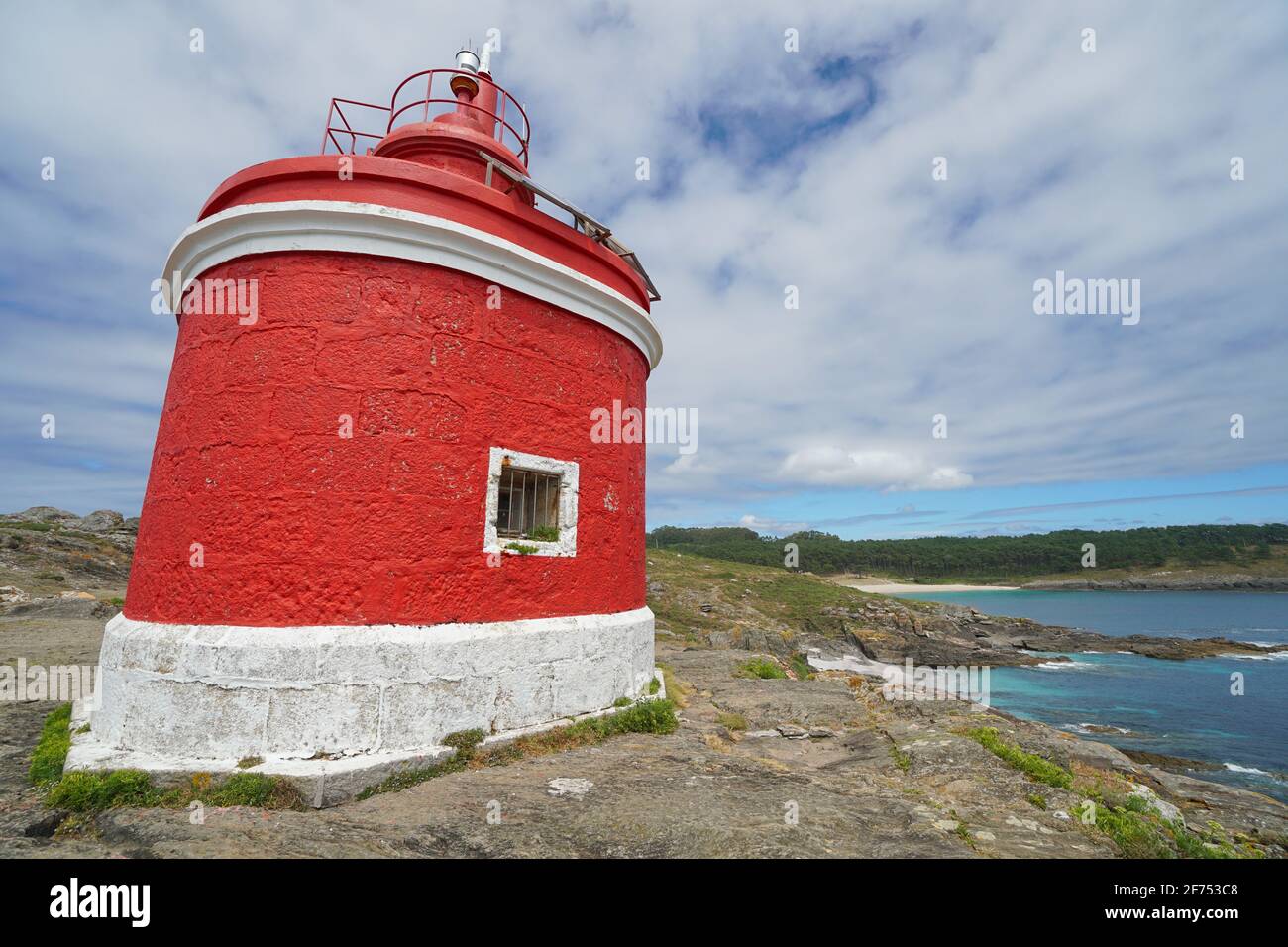 Leuchtturm an der Küste Galiciens in Spanien, Faro de Punta Robaleira, Atlantik, Cangas de Morrazo, Provinz Pontevedra Stockfoto