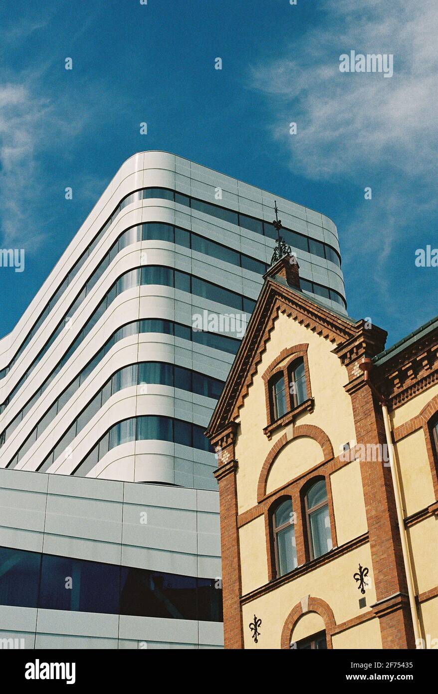 Moderne und klassische Architektur in der nordschwedischen Stadt Umea. Das moderne Gebäude soll eine Referenz an Birken sein. Stockfoto