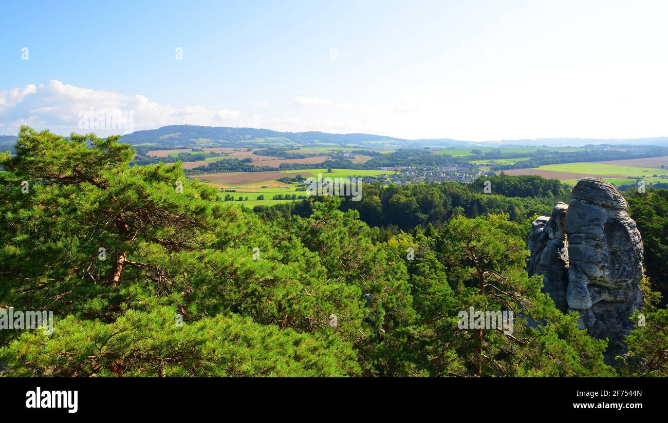 Blick von Hruba Skala auf Sandsteinfelsen und Kozakov Hügel, Böhmisches Paradies (Cesky Raj), Tschechien. Stockfoto