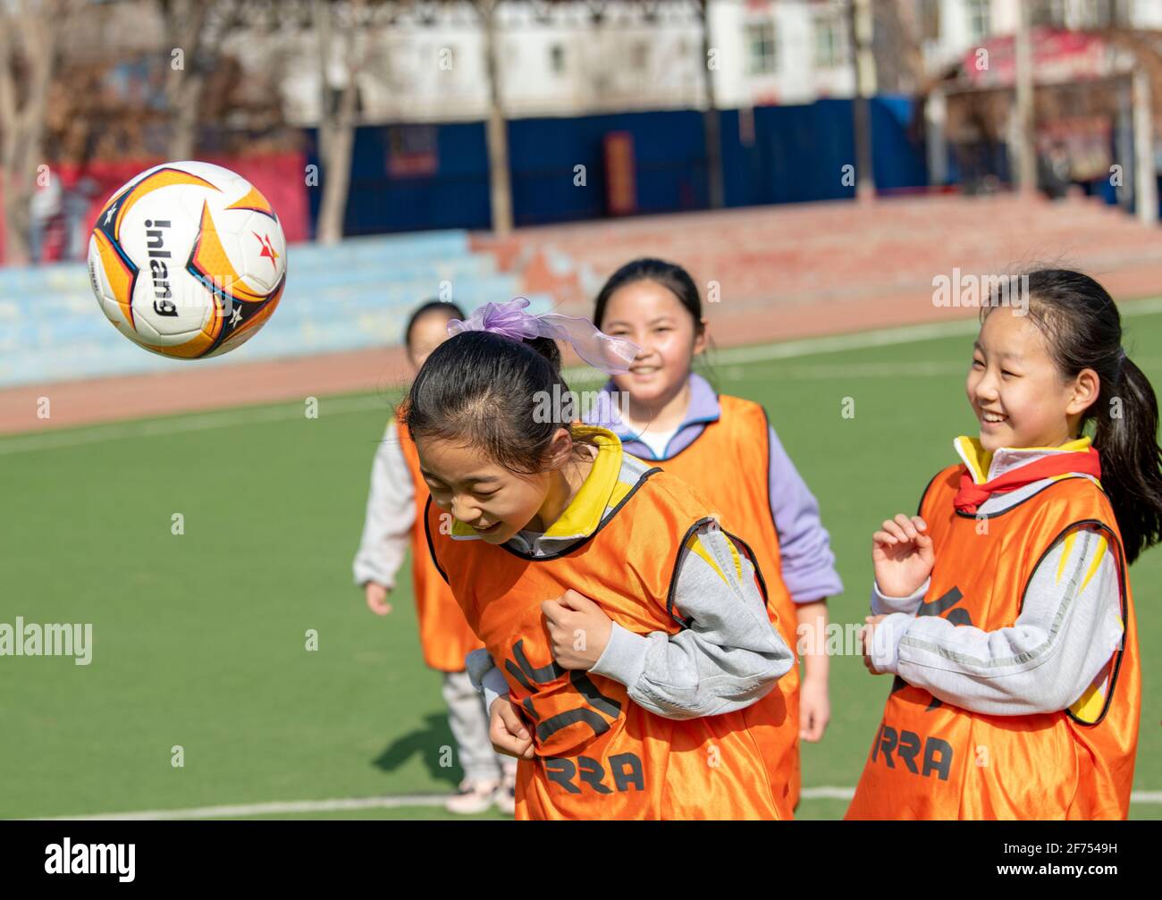 (210405) -- SHAWAN, 5. April 2021 (Xinhua) -- Studenten nehmen an einer Trainingseinheit in Shawan, der nordwestlichen Autonomen Region Xinjiang Uygur, Teil, 1. April 2021. 2011 wurde die Mädchen-Fußballmannschaft der Grundschule Nr. 2 in Shawan City gegründet. Unter der Leitung von Xia Songhao, der seit fast zehn Jahren Fußball auf dem Campus trainiert, hat sich die Fußballmannschaft der Mädchen zu einer vielfältigen Gruppe aus multiethnischen Spielern entwickelt. Nach kontinuierlichem und strengem Training hat das Team hervorragende Ergebnisse erzielt und eine Reihe von Meisterschaften auf verschiedenen Ebenen gewonnen. (Xinhua/Hu Huhu) Stockfoto