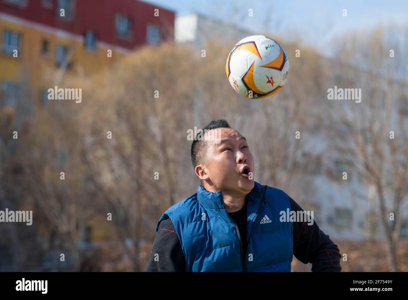(210405) -- SHAWAN, 5. April 2021 (Xinhua) -- Xia Songhao demonstriert während einer Trainingseinheit in Shawan, der nordwestlichen Autonomen Region Xinjiang Uygur, am 1. April 2021, wie man Fußball spielt. 2011 wurde die Mädchen-Fußballmannschaft der Grundschule Nr. 2 in Shawan City gegründet. Unter der Leitung von Xia Songhao, der seit fast zehn Jahren Fußball auf dem Campus trainiert, hat sich die Fußballmannschaft der Mädchen zu einer vielfältigen Gruppe aus multiethnischen Spielern entwickelt. Nach kontinuierlichem und strengem Training hat das Team hervorragende Ergebnisse erzielt und eine Reihe von Meisterschaften auf verschiedenen Ebenen gewonnen Stockfoto
