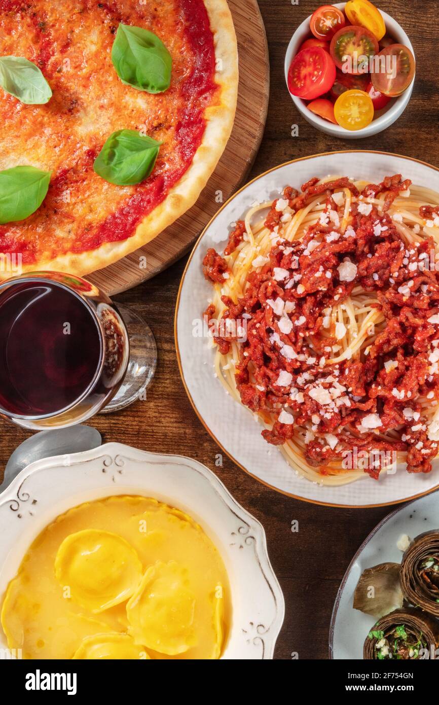 Pizza pasta Fotos und Bildmaterial in hoher Auflösung Alamy