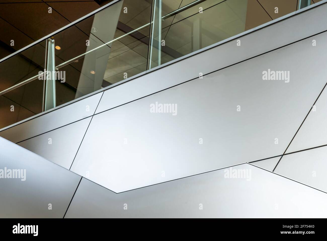 Moderne Inneneinrichtung mit weißer Metallic-Verkleidung. Blechoberfläche für Produktanzeigeanordnung, Zinklegierung, Verzinkte Wandplatte, Aluminiumblech Stockfoto