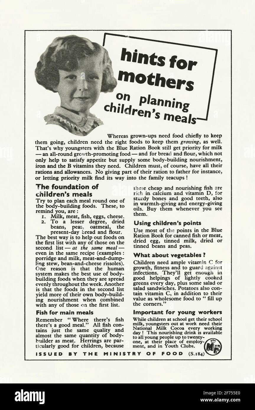 Eine Anzeige aus den 1940er Jahren, die Ratschläge zur Planung von Kindermahlzeiten in der Nachkriegszeit mit Rationierung gab – sie erschien 1947 in der britischen Zeitschrift. Es enthält Ratschläge zu Lebensmittelkombinationen, Ernährung und Vitaminen aus allen wichtigen Lebensmittelgruppen. Das Lebensmittelministerium (1939–1958) war eine britische Regierungsbehörde. Im Zweiten Weltkrieg und in den Nachkriegsjahren bestand die Hauptaufgabe des Bundesministeriums darin, die Rationierung im Vereinigten Königreich zu überwachen, die sich aus der Nahrungsmittelknappheit im Krieg ergibt – alte Grafiken aus den vierziger Jahren. Stockfoto