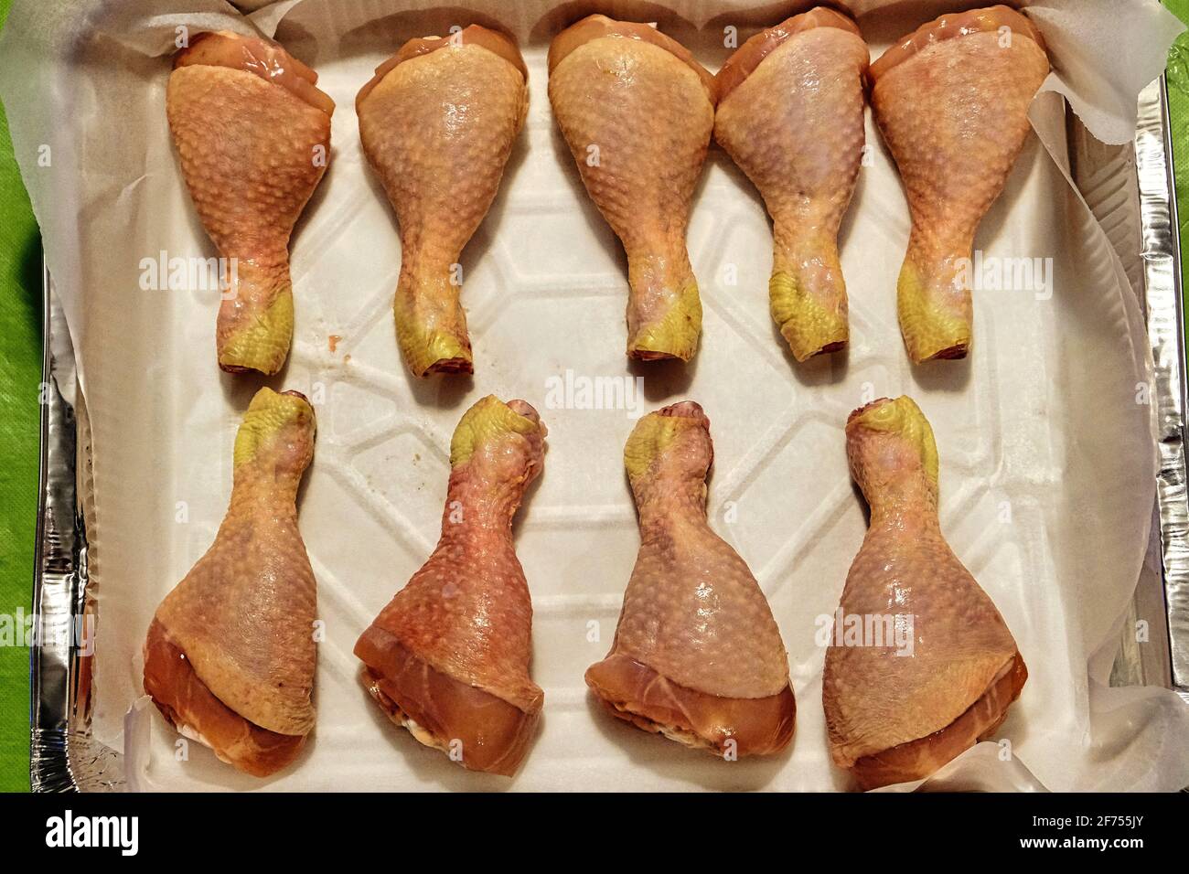Zwei Reihen roher Hühnerbeine bereit zum Kochen Stockfoto