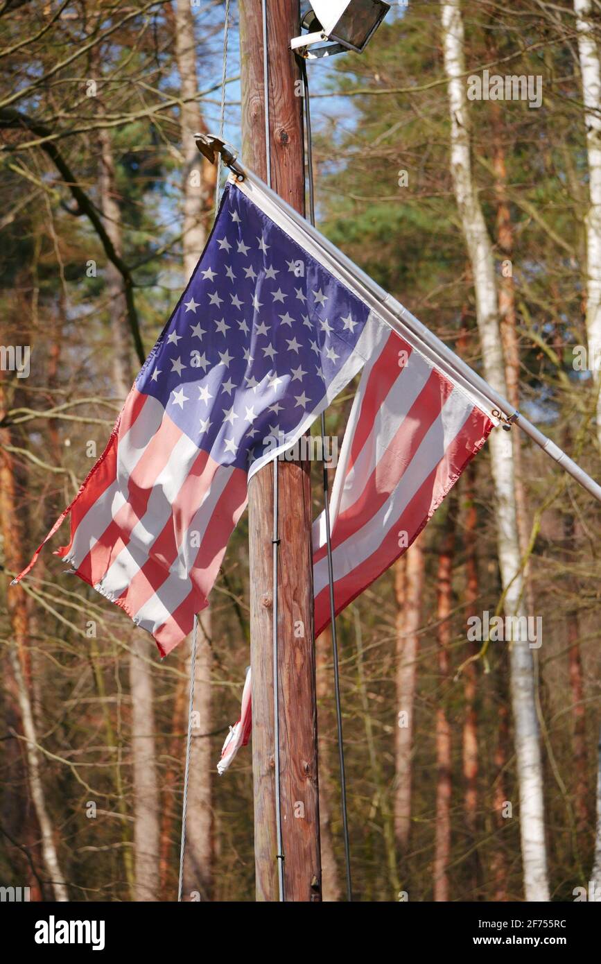 Zerrissene zerbrochene Sterne und Streifen wehen im Wind und Sunlight american flag Star-Spangled Banner Stockfoto