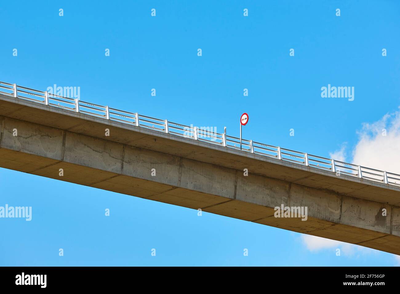 Kein überholend Signal auf einer Brücke. Vorsicht Stockfoto