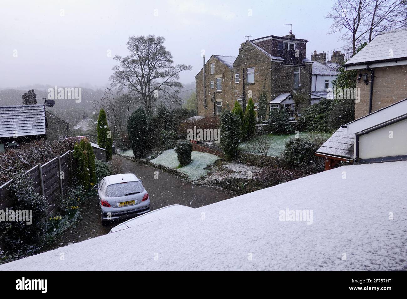 Am Osterfeiertag fällt in New Mills, Derbyshire, Schnee Stockfoto