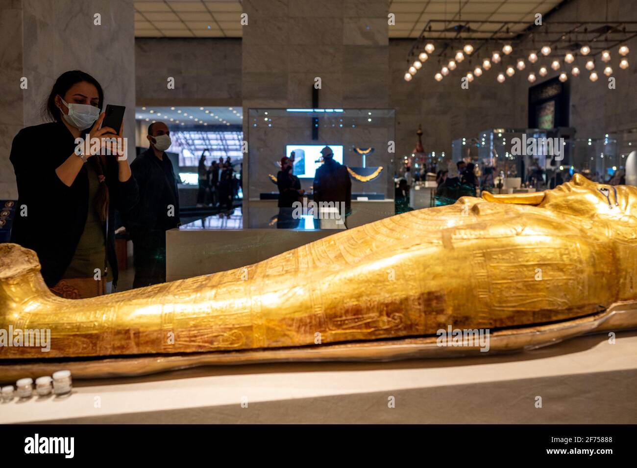 Besucher entdecken den Sarg von Nedjemankh am 4. April 2021 im neuen National Egyptian Museum of Civilization in Kairo, Ägypten, Das wurde erst einen Tag zuvor eingeweiht. Foto von Ammar Abd Rabbo/ABACAPRESS.COM Stockfoto