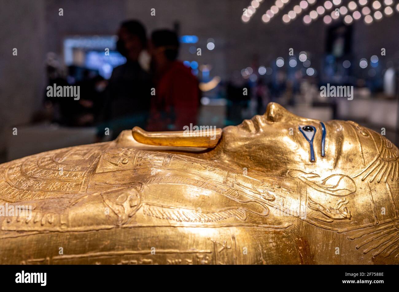 Besucher entdecken den Sarg von Nedjemankh am 4. April 2021 im neuen National Egyptian Museum of Civilization in Kairo, Ägypten, Das wurde erst einen Tag zuvor eingeweiht. Foto von Ammar Abd Rabbo/ABACAPRESS.COM Stockfoto