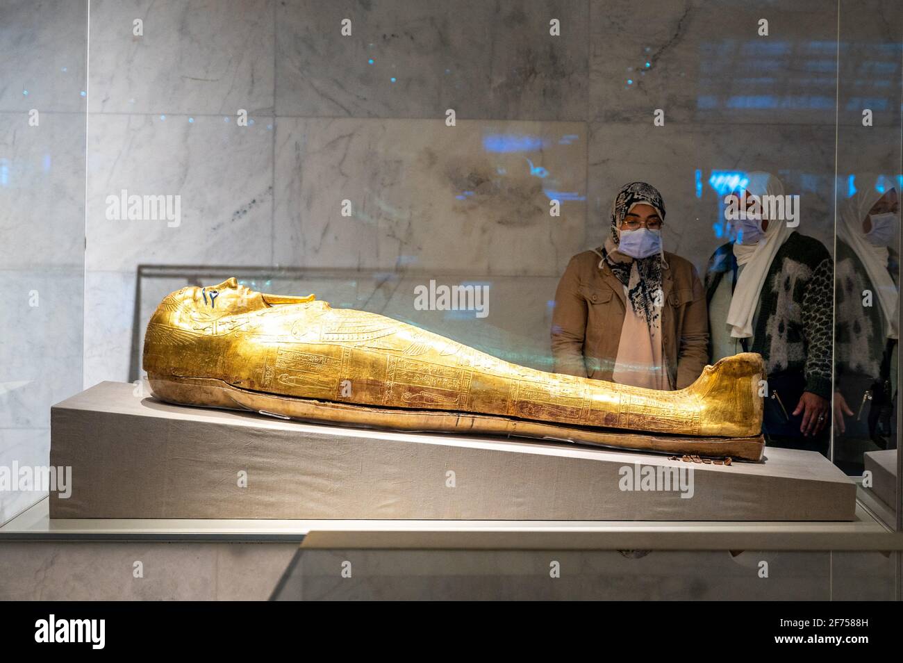 Besucher entdecken den Sarg von Nedjemankh am 4. April 2021 im neuen National Egyptian Museum of Civilization in Kairo, Ägypten, Das wurde erst einen Tag zuvor eingeweiht. Foto von Ammar Abd Rabbo/ABACAPRESS.COM Stockfoto