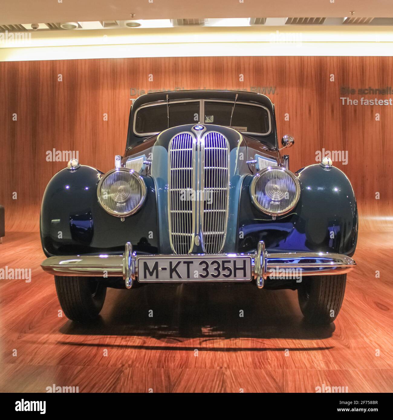 Deutschland, München - 27. April 2011: BMW 335 6-Zylinder-Sportlimousine in der BMW Museum Exhibition Hall Stockfoto