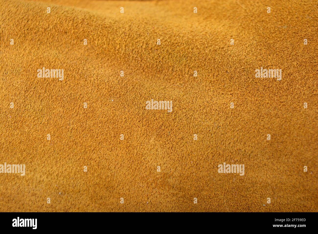 Brauner Hintergrund aus echtem Leder, natürliches Wildleder. Stockfoto