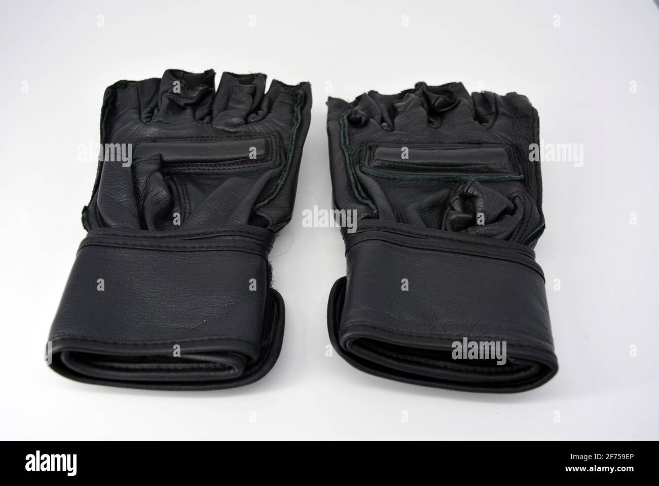 Sportgeräte, Ausrüstung, Sportgeräte, Boxen, Karate. Stilvolle schöne  modische schwarze Boxhandschuhe aus echtem Leder Stockfotografie - Alamy