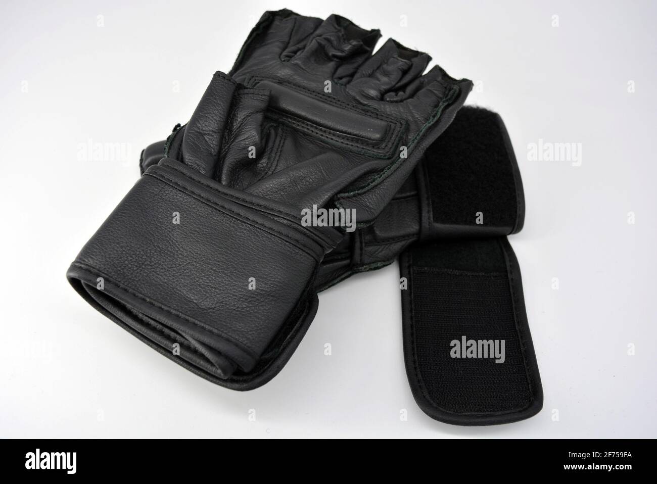 Sportgeräte, Ausrüstung, Sportgeräte, Boxen, Karate. Stilvolle schöne modische schwarze Boxhandschuhe aus echtem Leder. Stockfoto