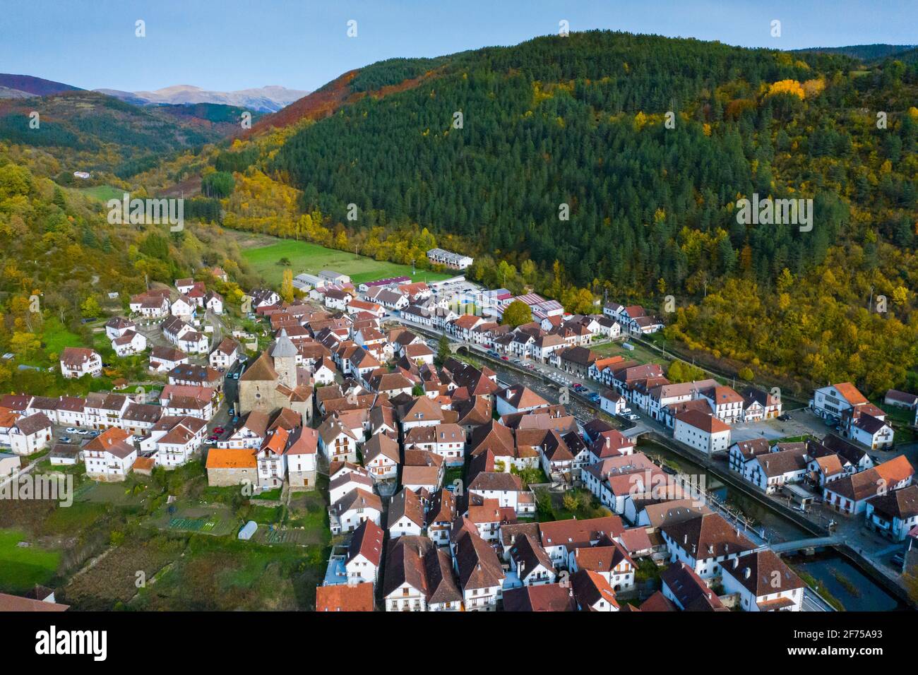 Luftaufnahme eines Dorfes in einer bergigen Gegend. Stockfoto