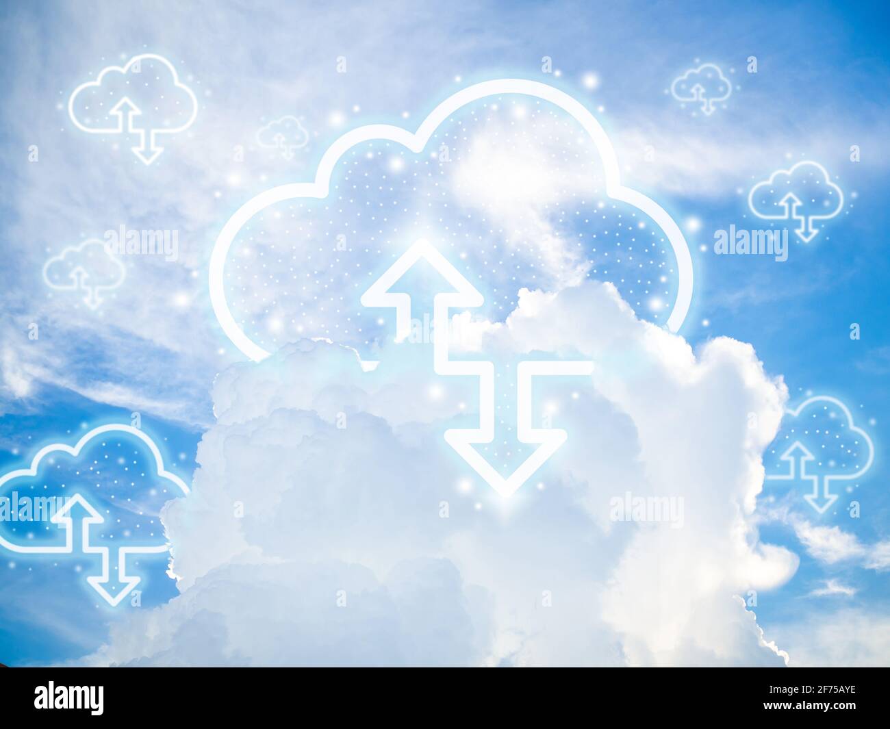 Cloud-Computing-Technologiekonzept. Symbole für den digitalen Cloud-Speicher mit auf- und Abwärtspfeilen auf blauem Himmel. Datennetzwerk Online-Servertechnologie Stockfoto