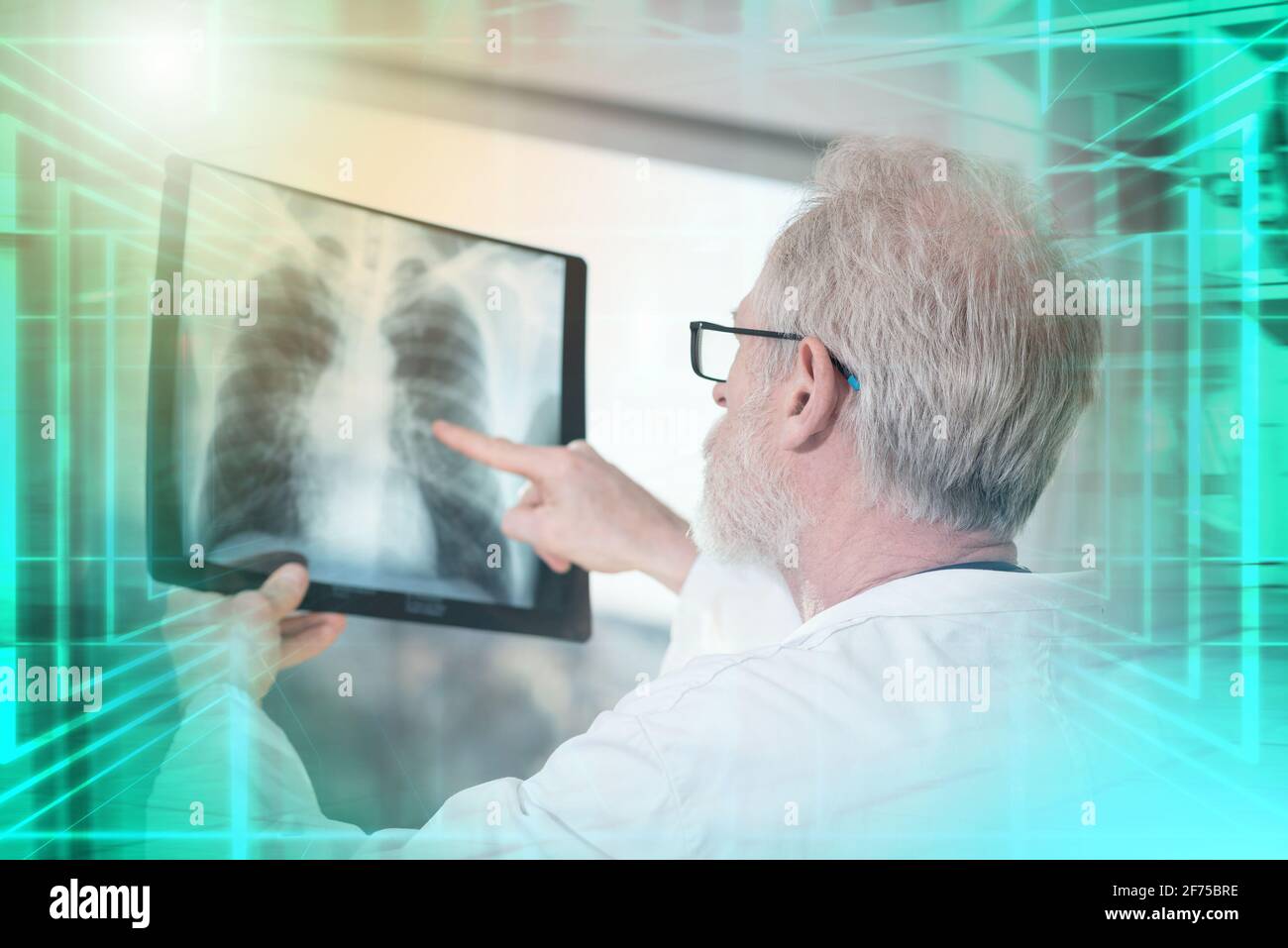Arzt beim Betrachten des Röntgenberichts; Mehrfachbelichtung Stockfoto
