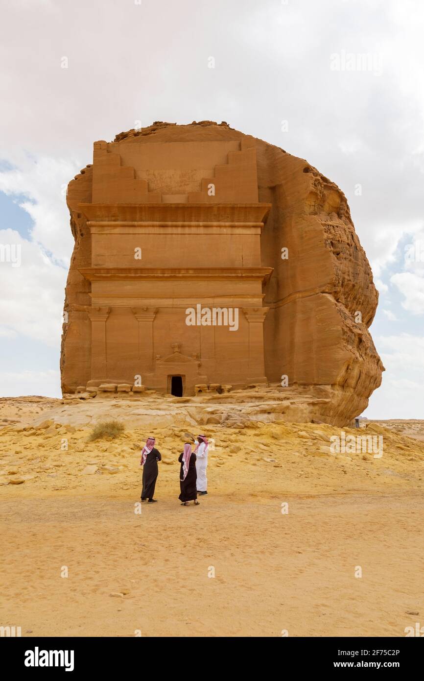Alula, Saudi-Arabien, Februar 19 2020: Touristen aus Saudi-Arabien stehen mit ihren Führern vor dem Grab des Lihyan-Sohnes von Kuza, bekannt als Qasr ALF Stockfoto