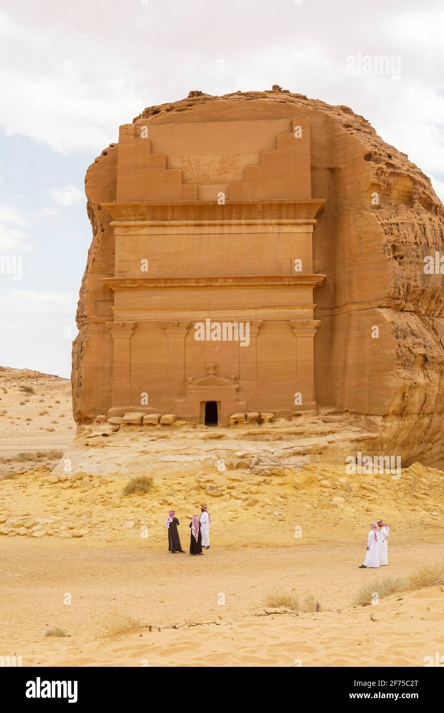 Alula, Saudi-Arabien, Februar 19 2020: Touristen aus Saudi-Arabien stehen mit ihren Führern vor dem Grab des Lihyan-Sohnes von Kuza, bekannt als Qasr ALF Stockfoto