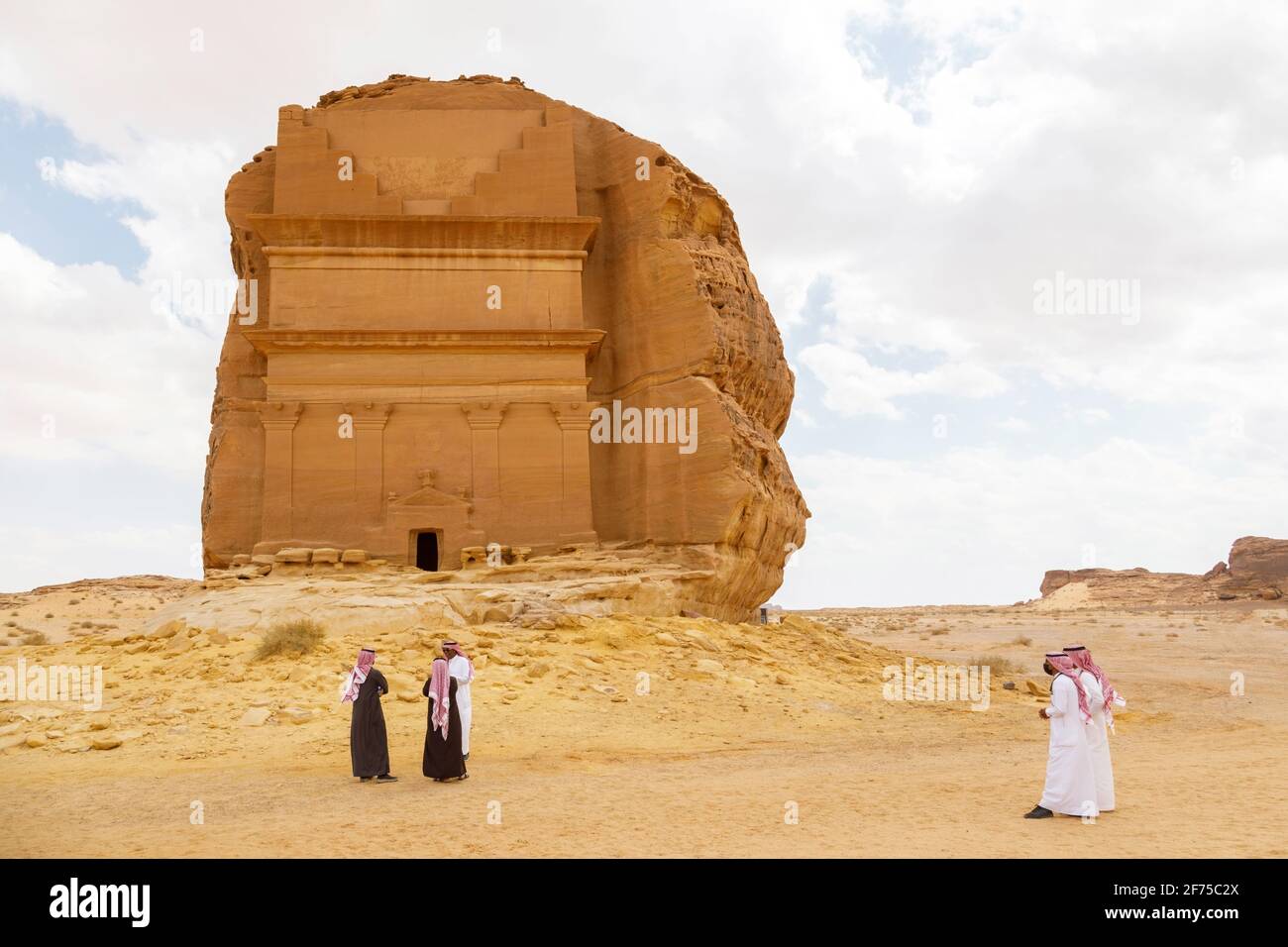 Alula, Saudi-Arabien, Februar 19 2020: Touristen aus Saudi-Arabien stehen mit ihren Führern vor dem Grab des Lihyan-Sohnes von Kuza, bekannt als Qasr ALF Stockfoto