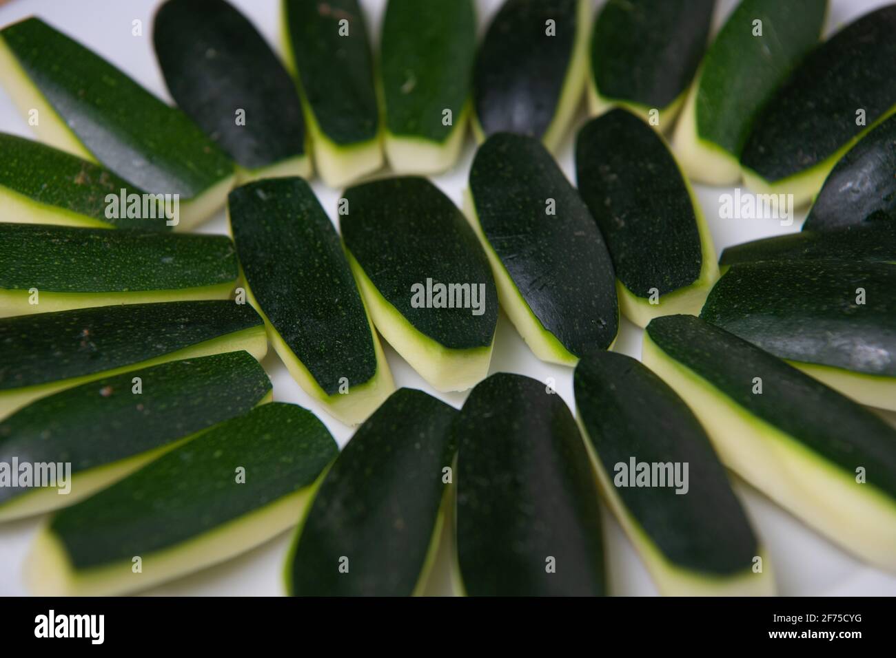 Frische Zucchini auf Holztisch zubereiten Stockfoto