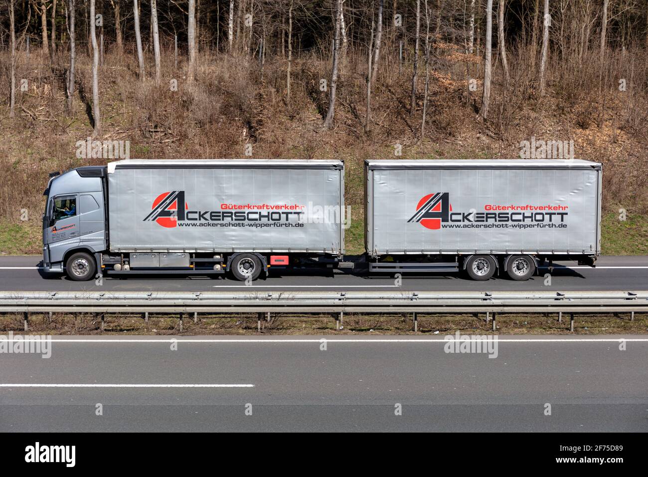 Ackerschott Volvo FH Kombiwagen auf der Autobahn. Stockfoto