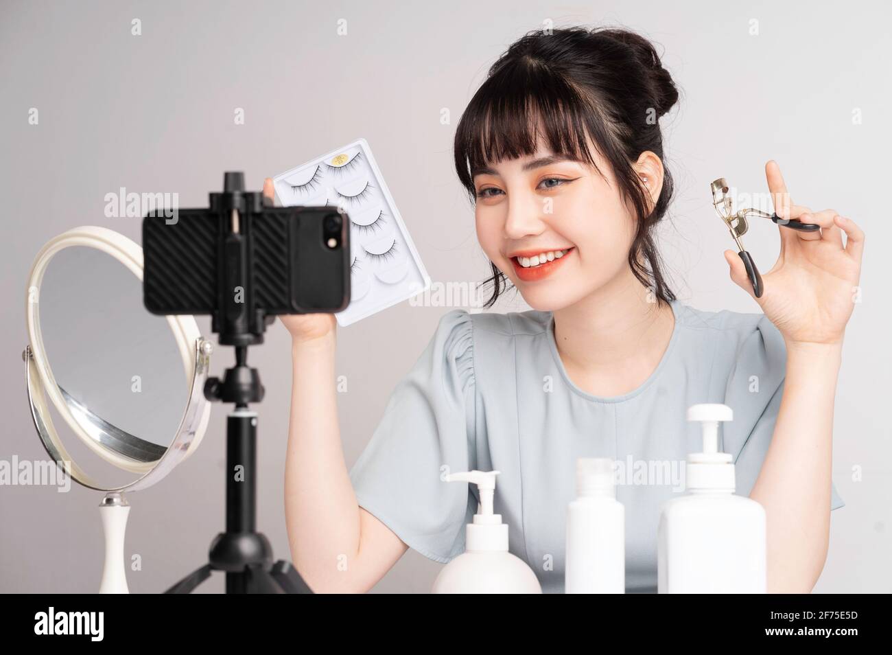 Junge asiatische Frau live Streaming zu lehren Make-up online Stockfoto