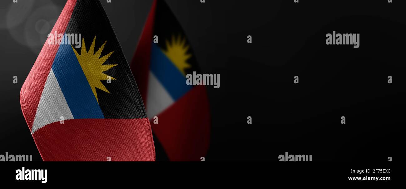 Kleine Nationalflaggen der Antigua und Barbuda auf einem Dunkler Hintergrund Stockfoto