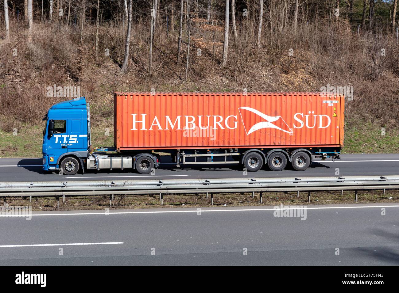 T.T.S. DAF XF LKW mit Hamburg Sued Container auf der Autobahn. Stockfoto
