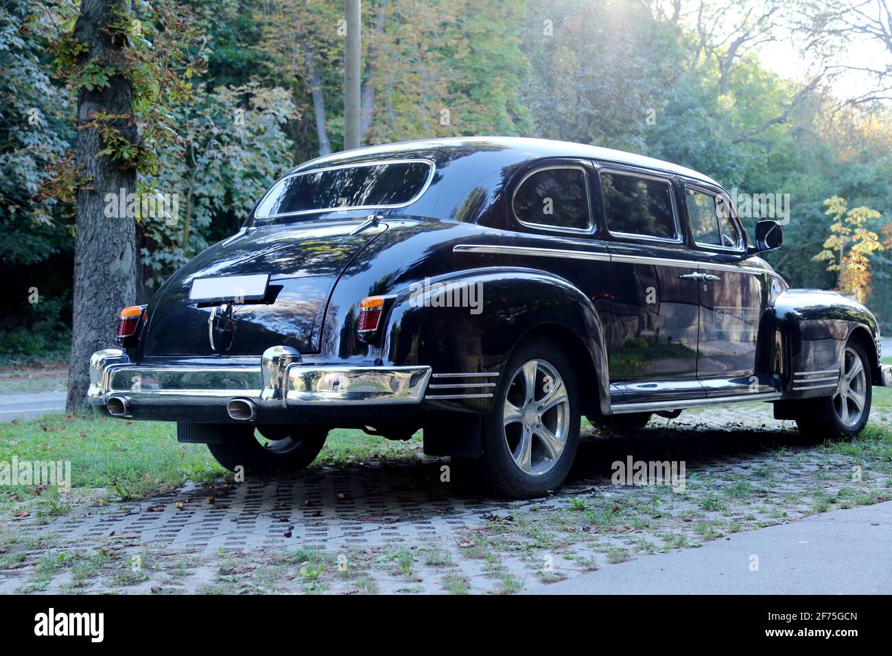 BUDAPEST, UNGARN – SEPTEMBER 9. 2020, ZIS-110 retro russischen Auto auf der Straße auf dem öffentlichen Bereich Budapest Ungarn Stockfoto