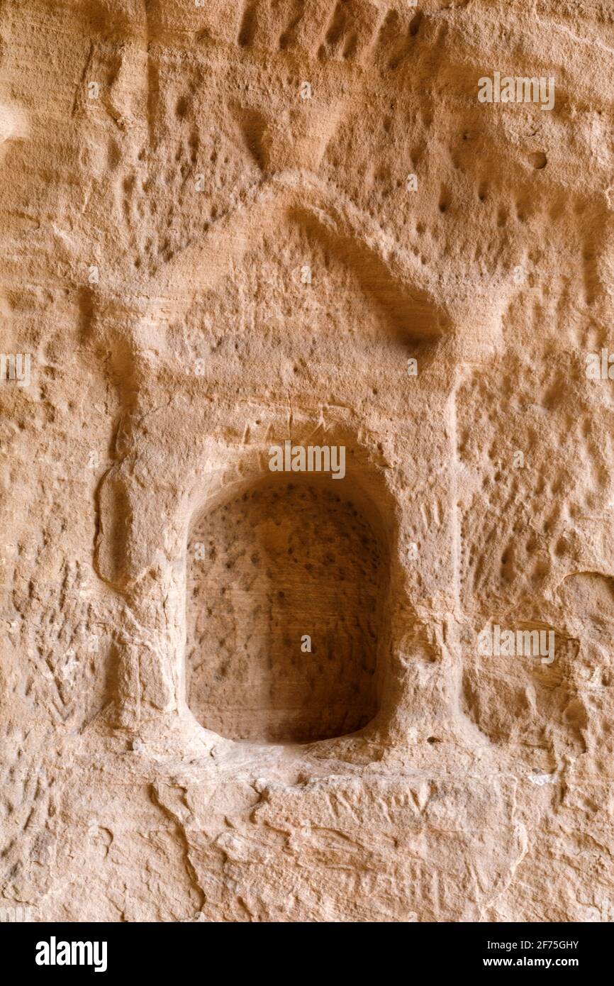 Schnitzereien der Nabatäer im Siq von Jabal Ithlb in Al Ula, Saudi-Arabien Stockfoto