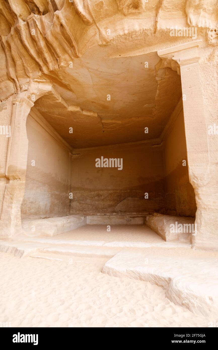 Felshalle im Siq von Jabal Ithlb in Al Ula, KSA Stockfoto
