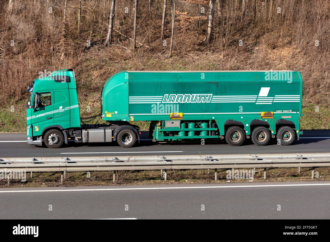 Lannutti Volvo FH LKW mit Glaslader Anhänger auf der Autobahn. Stockfoto