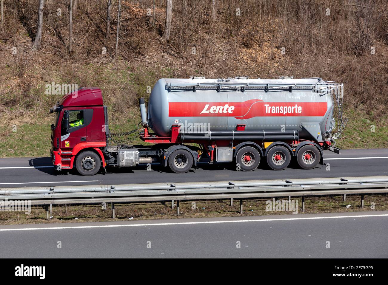 Lente Iveco Stralis LKW mit Siloanhänger auf der Autobahn. Stockfoto