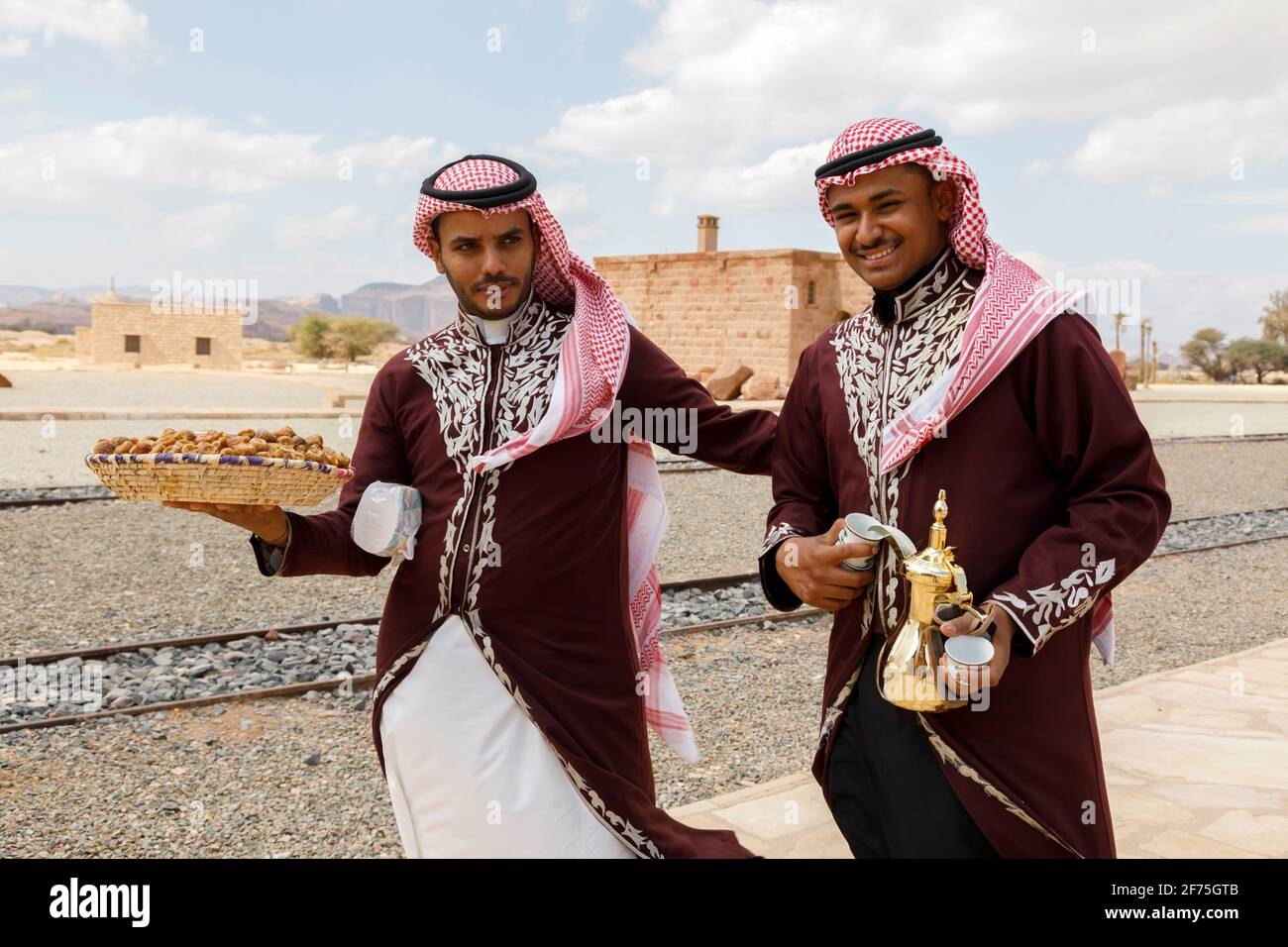 Al Ula, Saudi-Arabien, 19. Februar 2020: Am Bahnhof Hejaz in Al Ula werden Touristen mit saudischer Gastfreundschaft vor dem Fremdenführer begrüßt Stockfoto