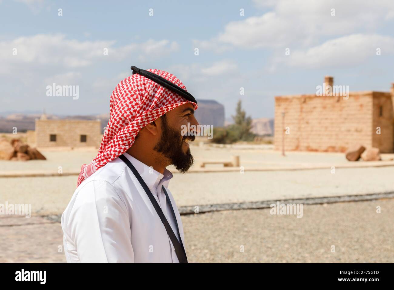 Al Ula, Saudi-Arabien, 19. Februar 2020: Am Bahnhof Hejaz in Al Ula werden Touristen mit saudischer Gastfreundschaft vor dem Fremdenführer begrüßt Stockfoto