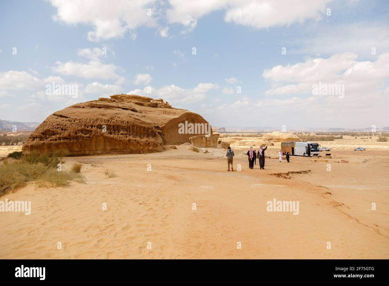 Al Ula, Saudi-Arabien, Februar 19 2020: Parkplatz für die Felsformation des Siq Jabal Ithlb in Al Ula, Saudi-Arabien. Der Tourbus wartet auf t Stockfoto