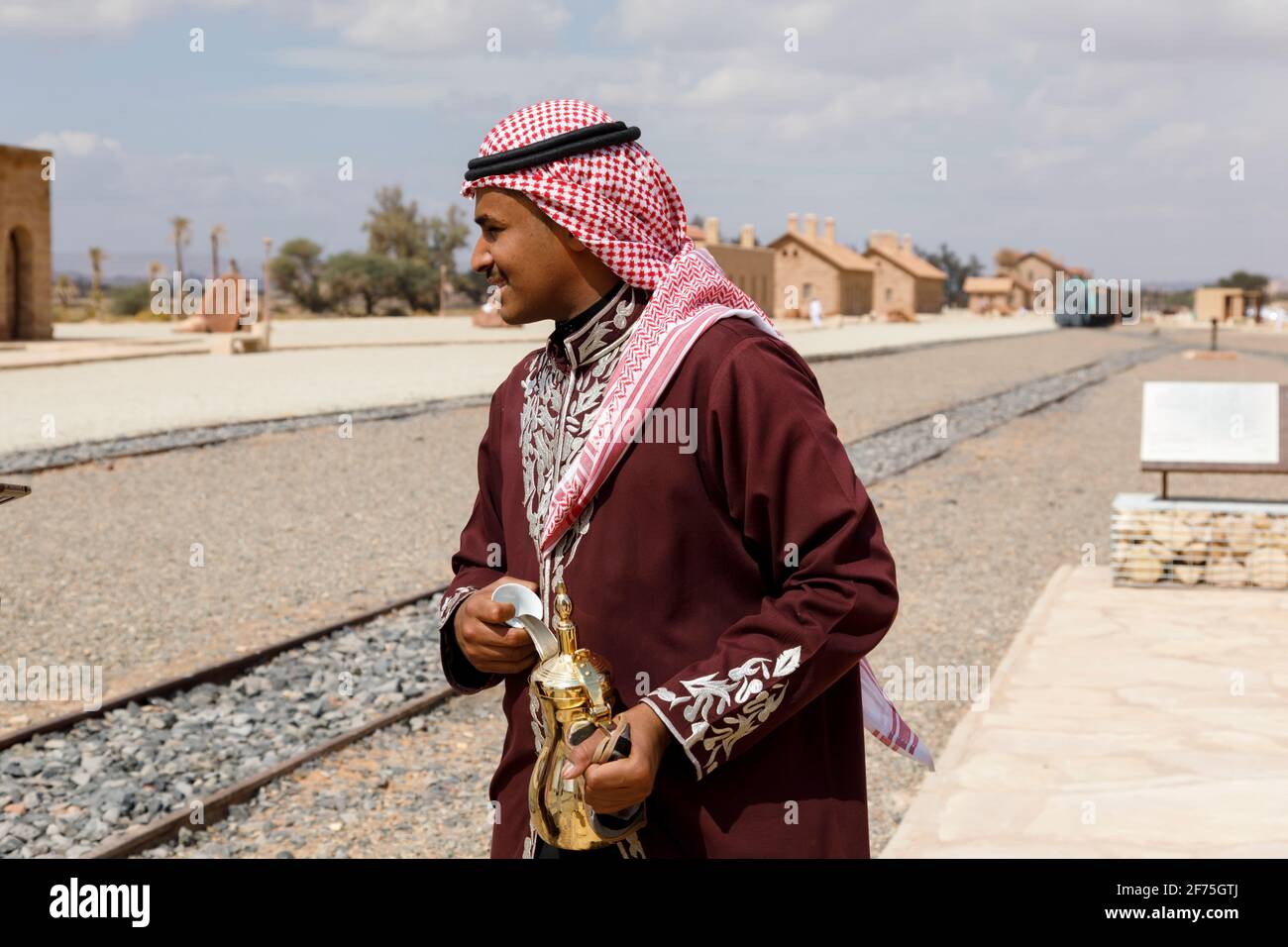 Al Ula, Saudi-Arabien, 19. Februar 2020: Am Bahnhof Hejaz in Al Ula werden Touristen mit saudischer Gastfreundschaft vor dem Fremdenführer begrüßt Stockfoto