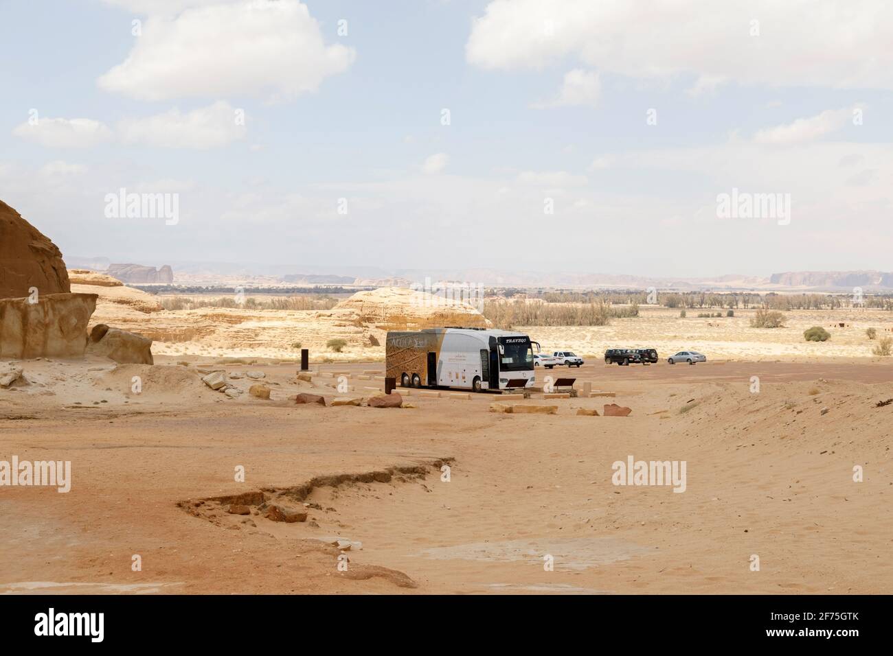 Al Ula, Saudi-Arabien, Februar 19 2020: Parkplatz für die Felsformation des Siq Jabal Ithlb in Al Ula, Saudi-Arabien. Der Tourbus wartet auf t Stockfoto