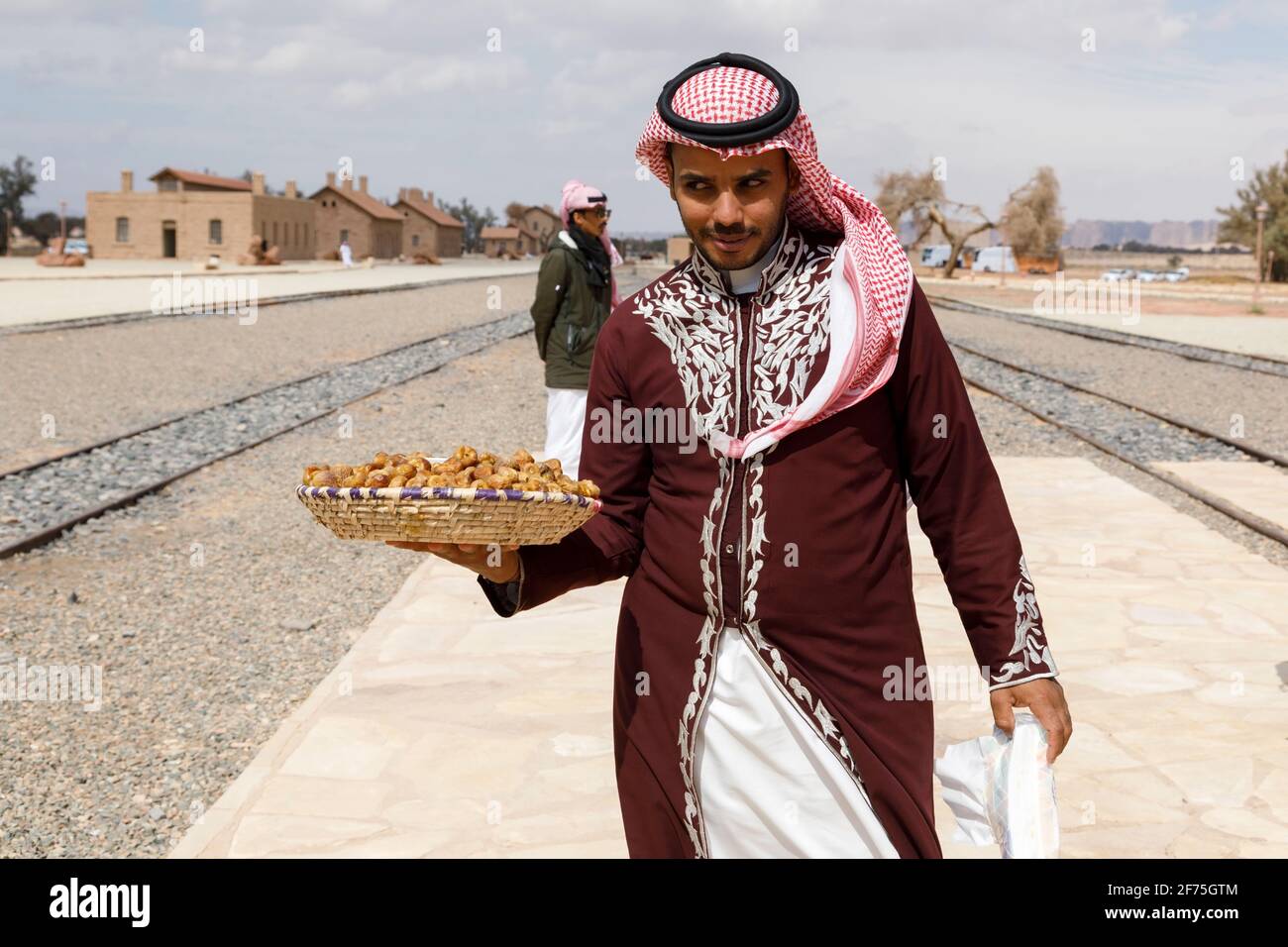 Al Ula, Saudi-Arabien, 19. Februar 2020: Am Bahnhof Hejaz in Al Ula werden Touristen mit saudischer Gastfreundschaft vor dem Fremdenführer begrüßt Stockfoto